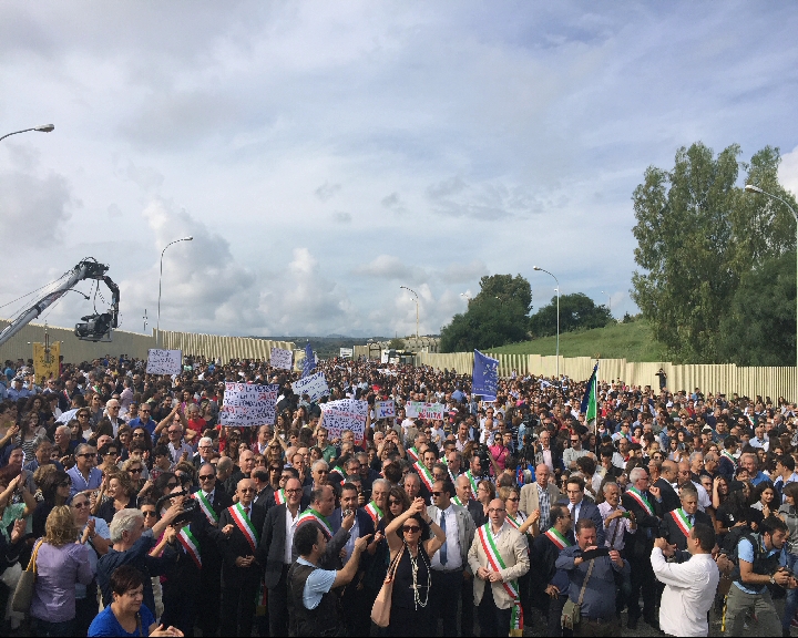 LA LOCRIDE ALZA LA TESTA, FOLLA OCEANICA A DIFESA DELL'OSPEDALE DI LOCRI - 