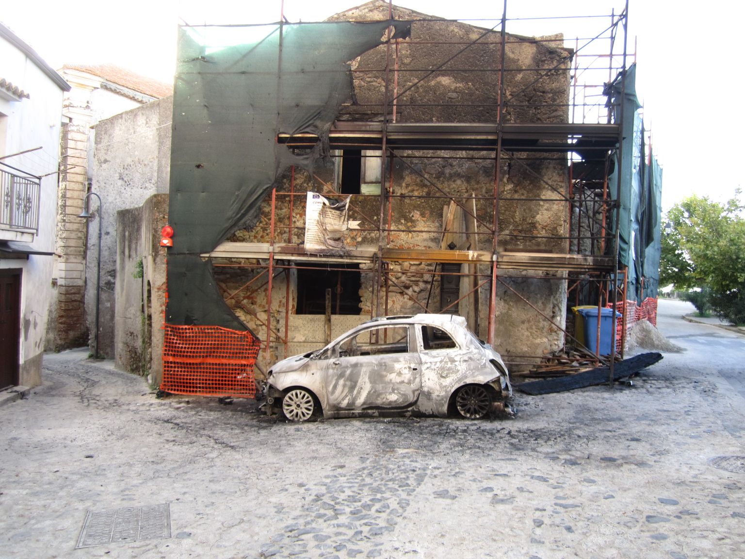 CAULONIA: FERMATO L'AUTORE DEGLI INCENDI ALLE 4 AUTO, RIMESSO IN LIBERTA' COLPISCE ANCORA - 