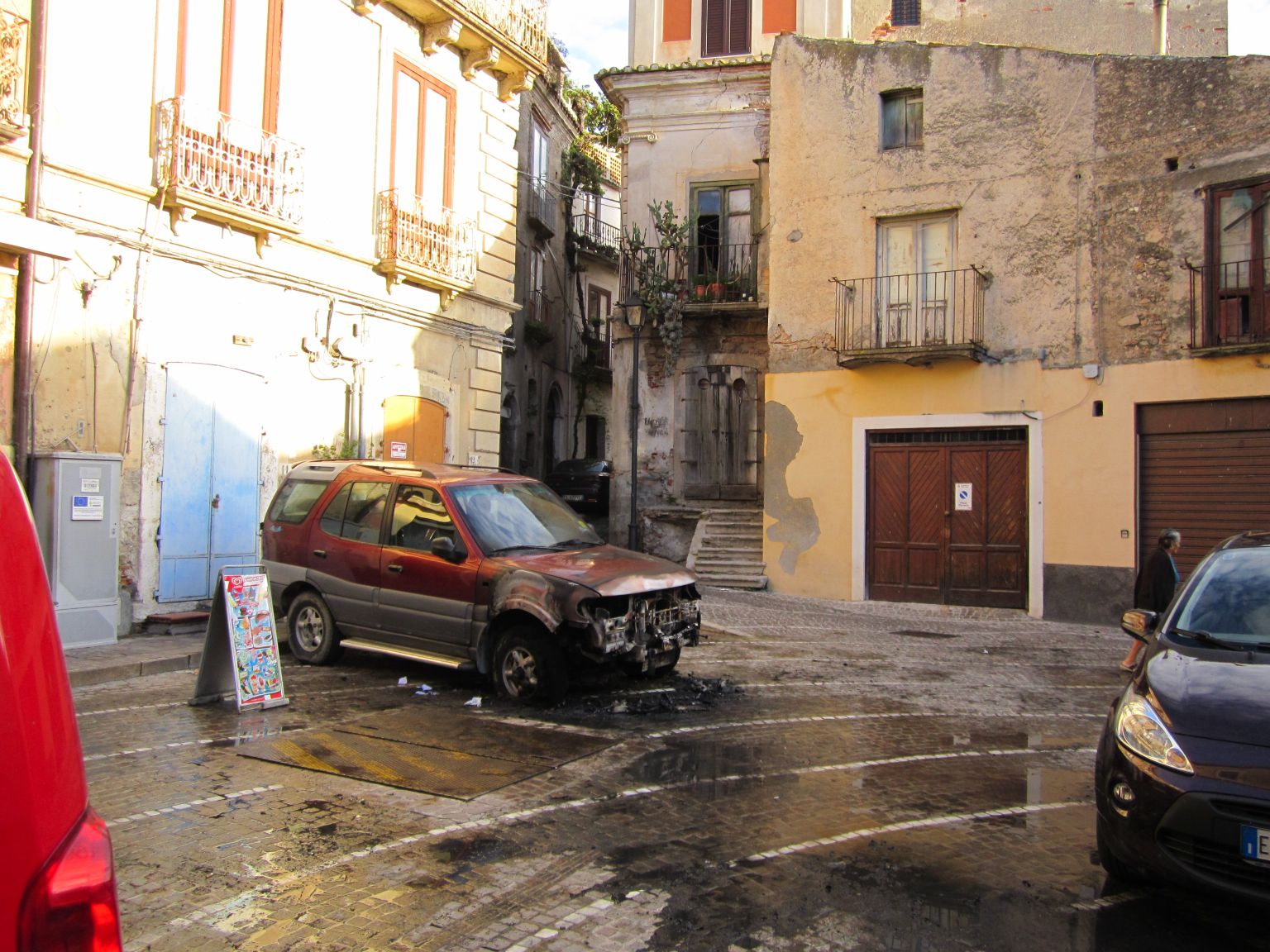 IL SINDACO DI CAULONIA SUGLI INCENDI ALLE AUTO: 'NOTTE DI TERRORE CON GENTE DISPERATA CHE CERCAVA SCAMPO' - 