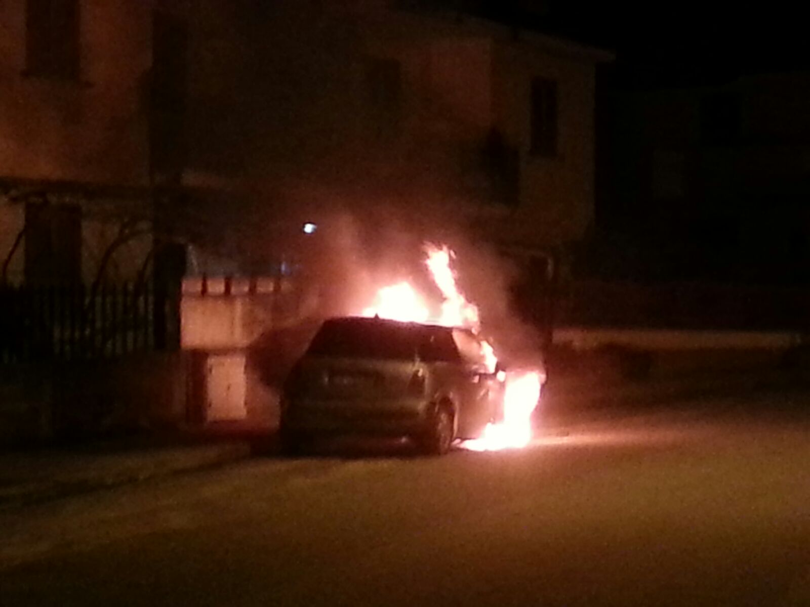 ROCCELLA JONICA: NOTTE INSONNE IN VIALE DELLA LIBERTA', IN FIAMME UN'AUTOMOBILE - 