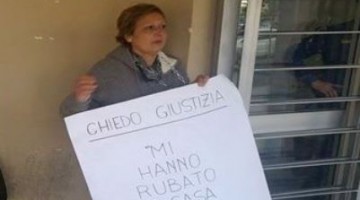 Donna si incatena davanti tribunale, protesta a Lamezia Terme - 