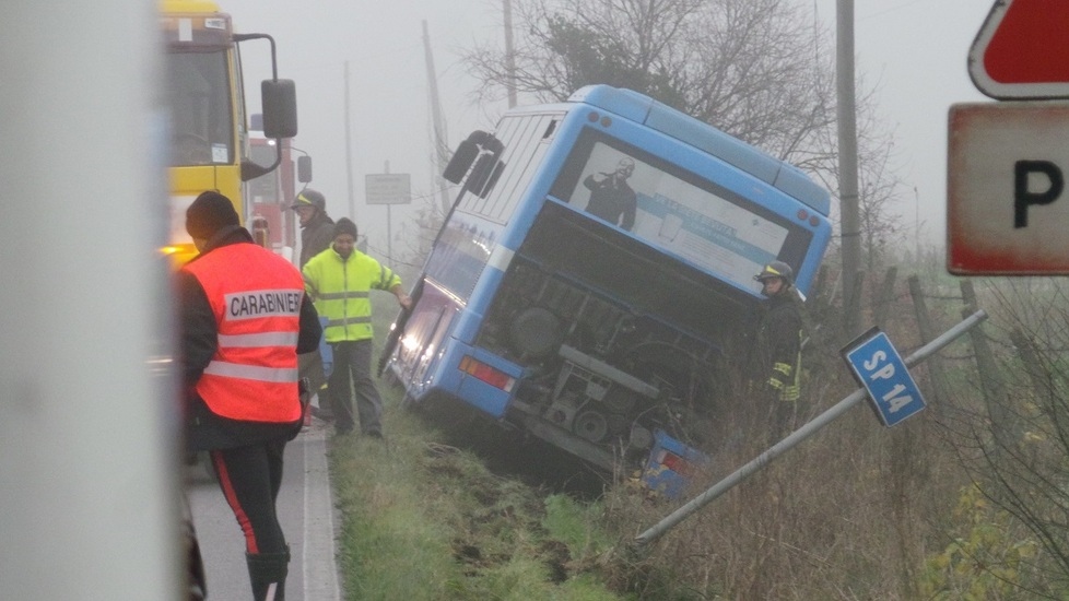 Autobus con studenti va fuori strada, tutti illesi  - 