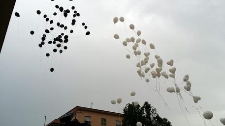 In centinaia ai funerali del 18enne ucciso per 10 euro - 