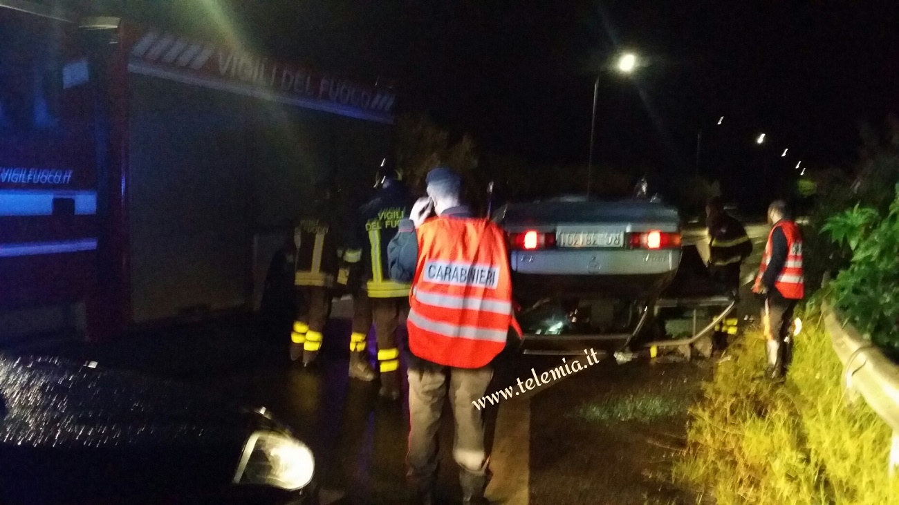 ROCAMBOLESCO INCIDENTE STRADALE ALLA PERIFERIA NORD DI ROCCELLA JONICA - 