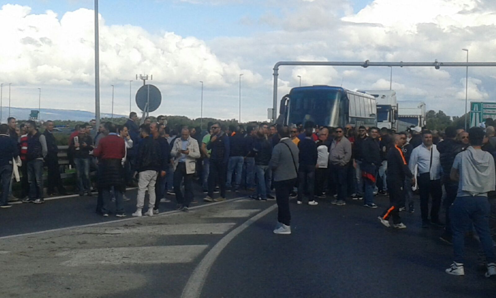  Gioia Tauro rimosso blocco svincolo A3, resta al gate  - 