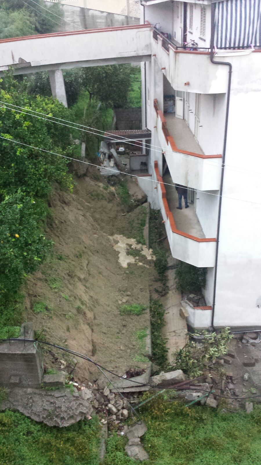 CROLLO DEL MURO IN VIA DEI CARAFA: I CITTADINI SCRIVONO ALLE ISTITUZIONI LOCALI E NAZIONALI - 