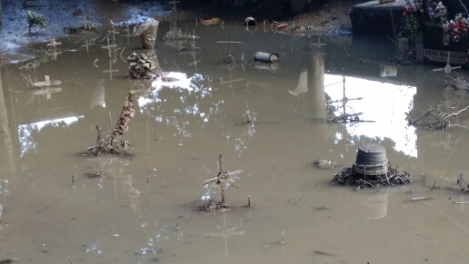 SAMO: IL CIMITERO E' SOMMERSO DALL'ACQUA, SI SPALA TRA TOMBE E CROCI - 