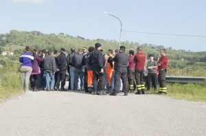 Alluvione Calabria, a Bruzzano si scatena la rabbia: paese isolato da 5 giorni, protesta sul ponte distrutto - 