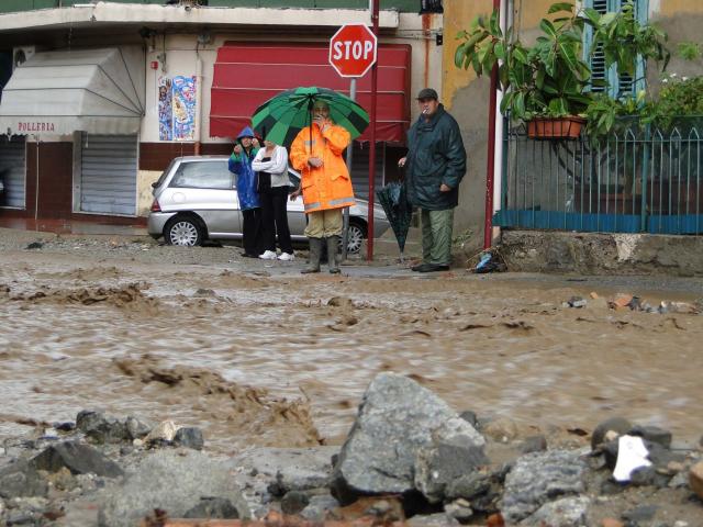 Sant'Agata del Bianco: Grave rischio frana nel centro abitato - 