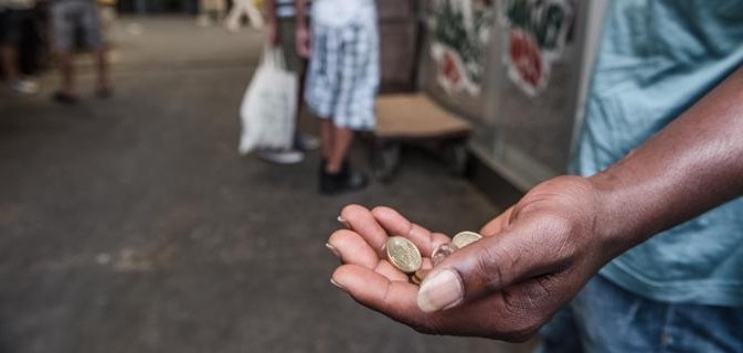 Reggio Calabria: aggrediscono un nigeriano per contendersi l'elemosina fuori da un supermercato - 