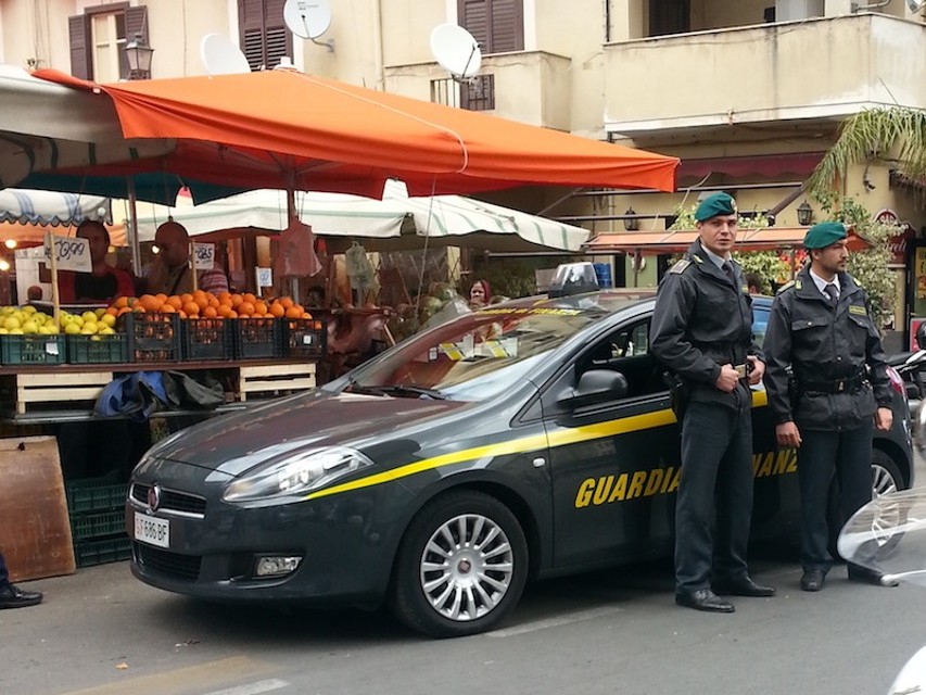 CONTRAFFAZIONE: VENDEVANO CAPI CONTRAFFATTI AL MERCATO, DENUNCIATI - 