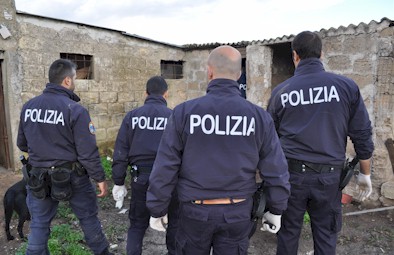 Segregano per tre mesi ragazza e ne abusano, arrestati due cugini - 