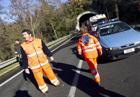 MELICUCCO: AUTO CONTRO IL MURO DELLA GALLERIA, MUORE SUL COLPO 19ENNE - 