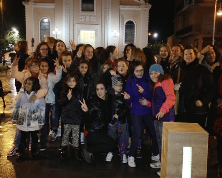 MARINA DI GIOIOSA JONICA CON UN FLASH MOB HA DETTO 'NO ALLA VIOLENZA SULLE DONNE' - 