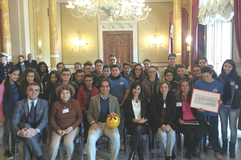 Dal Sindaco Falcomatà un assegno da mille euro agli studenti per il campo sportivo della scuola di Cannavò - 