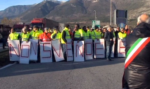 OPERAI DI CASTROVILLARI IN MARCIA BLOCCANO LA A3  - 