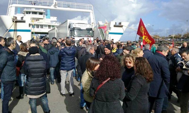 CONTINUA LA PROTESTA DEI SINDACATI: BLOCCATA L' A3, GLI IMBARCADERI A VILLA SAN GIOVANNI E LA SS 106 A CROTONE - 