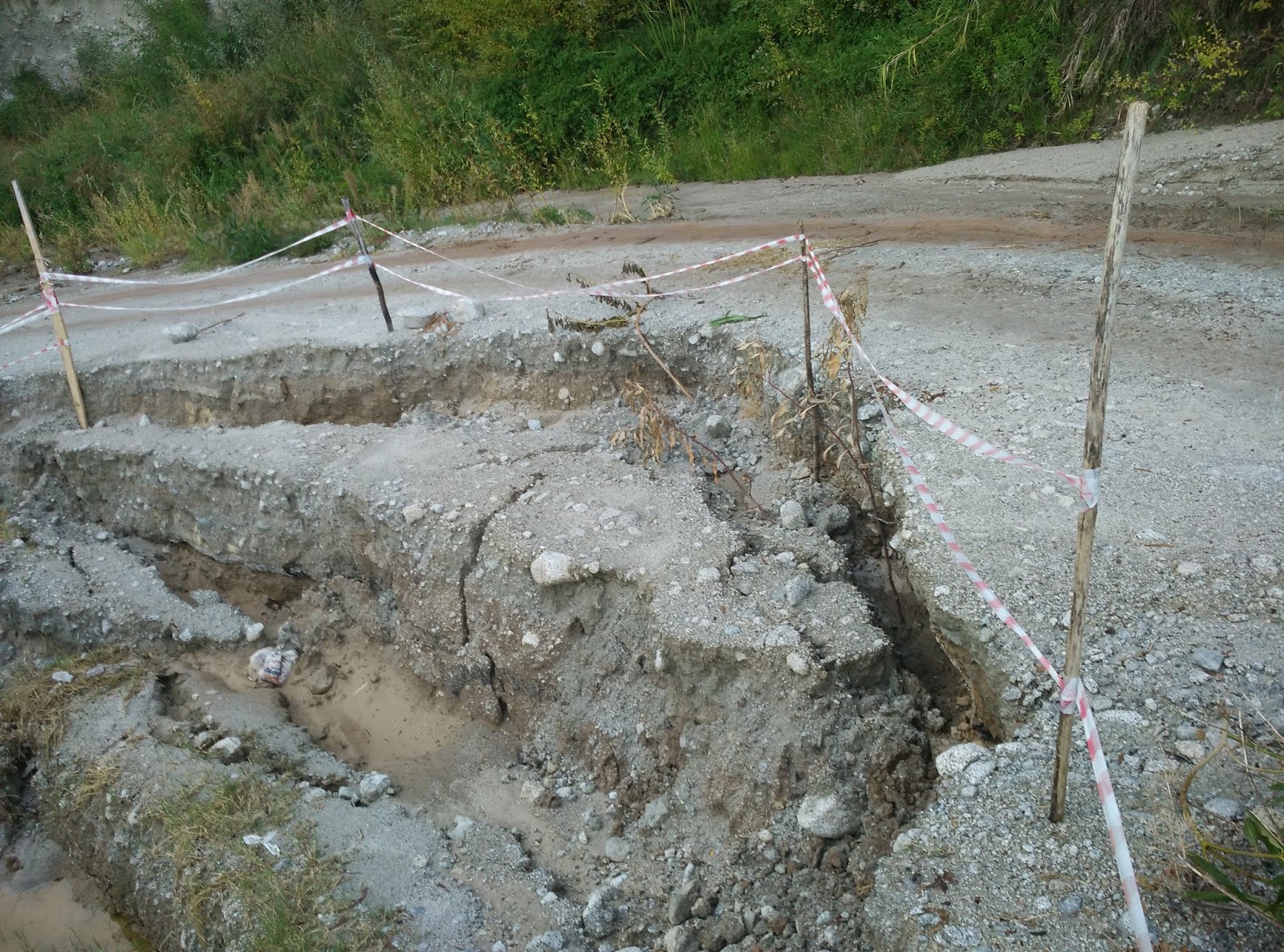 GRAVI DISAGI PER L'ENNESIMO SMOTTAMENTO DELLA STRADA DI SALICE - 