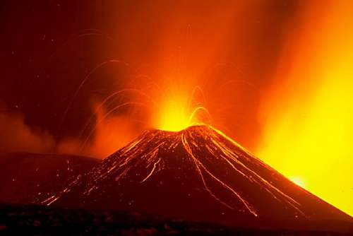 Violenta eruzione dellEtna, incredibile pioggia di cenere  - 