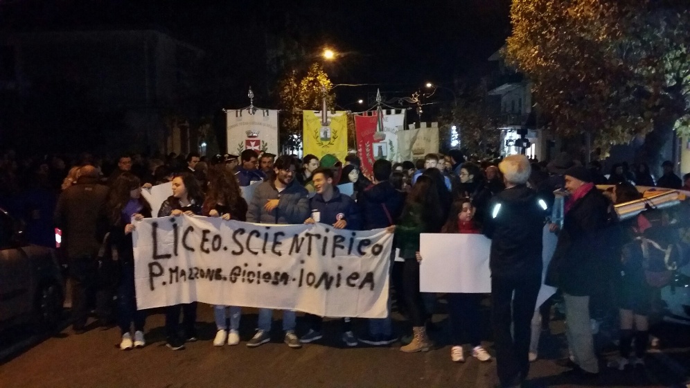 Gioiosa Ionica: Marcia a sostegno di Salvatore Fuda. In corso proprio in queste ore la manifestazione di solidarietà nei confronti del Sindaco - 