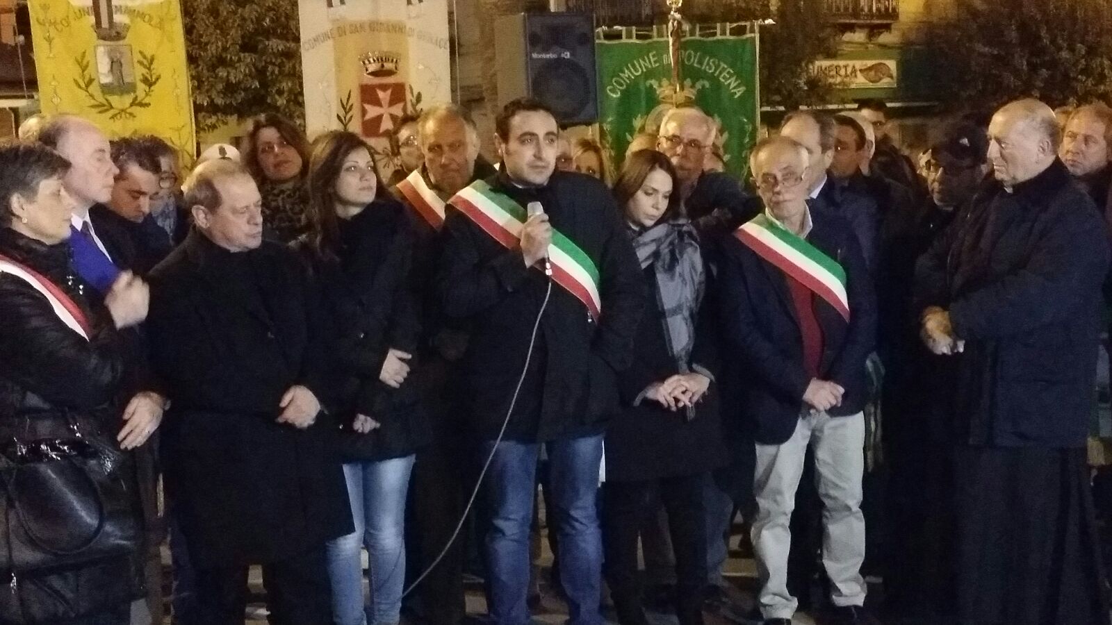 Il discorso di Salvatore Fuda, tra gli applausi, durante la manifestazione di solidarietà nei suoi confronti - 