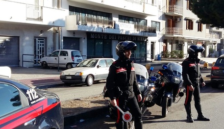 Rapina a commerciante mentre deposita incasso, un arresto - 