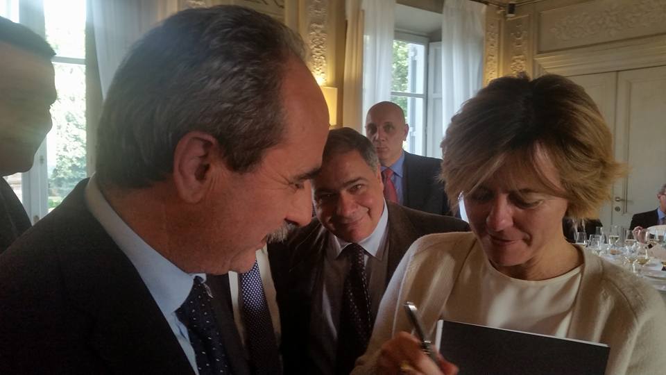 GERACE, IL SINDACO REGALA UNA PENNA AL MINISTRO LORENZIN: 'PER RICORDARSI DI SCRIVERE QUALCOSA SULLA STRUTTURA DI LARGO PIANA' - 