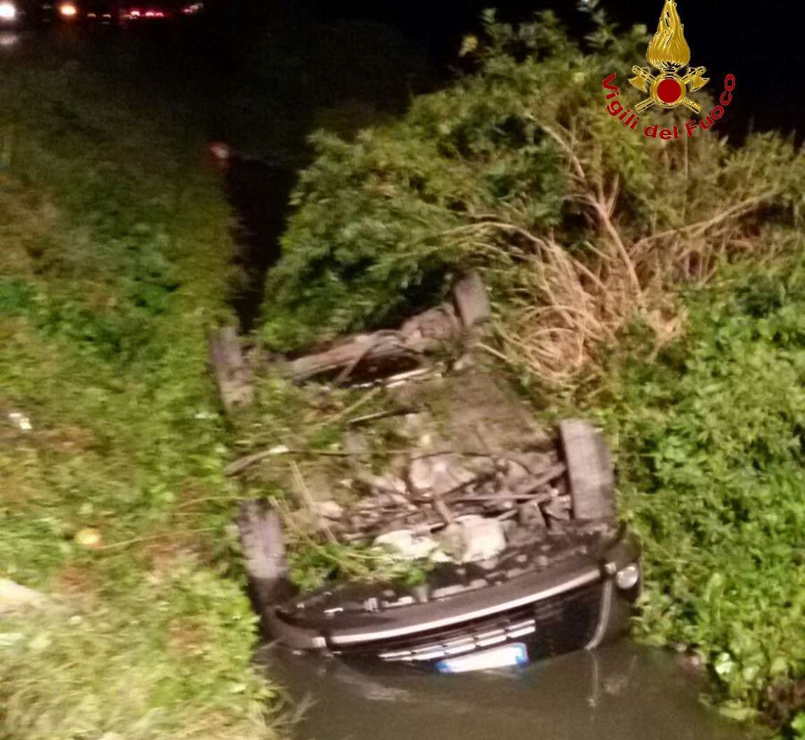 AUTO SI RIBALTA E FINISCE IN UN CANALE DI ACQUA - 