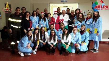 Babbo Natale vigili del fuoco in visita ai bimbi del reparto di pediatria - 