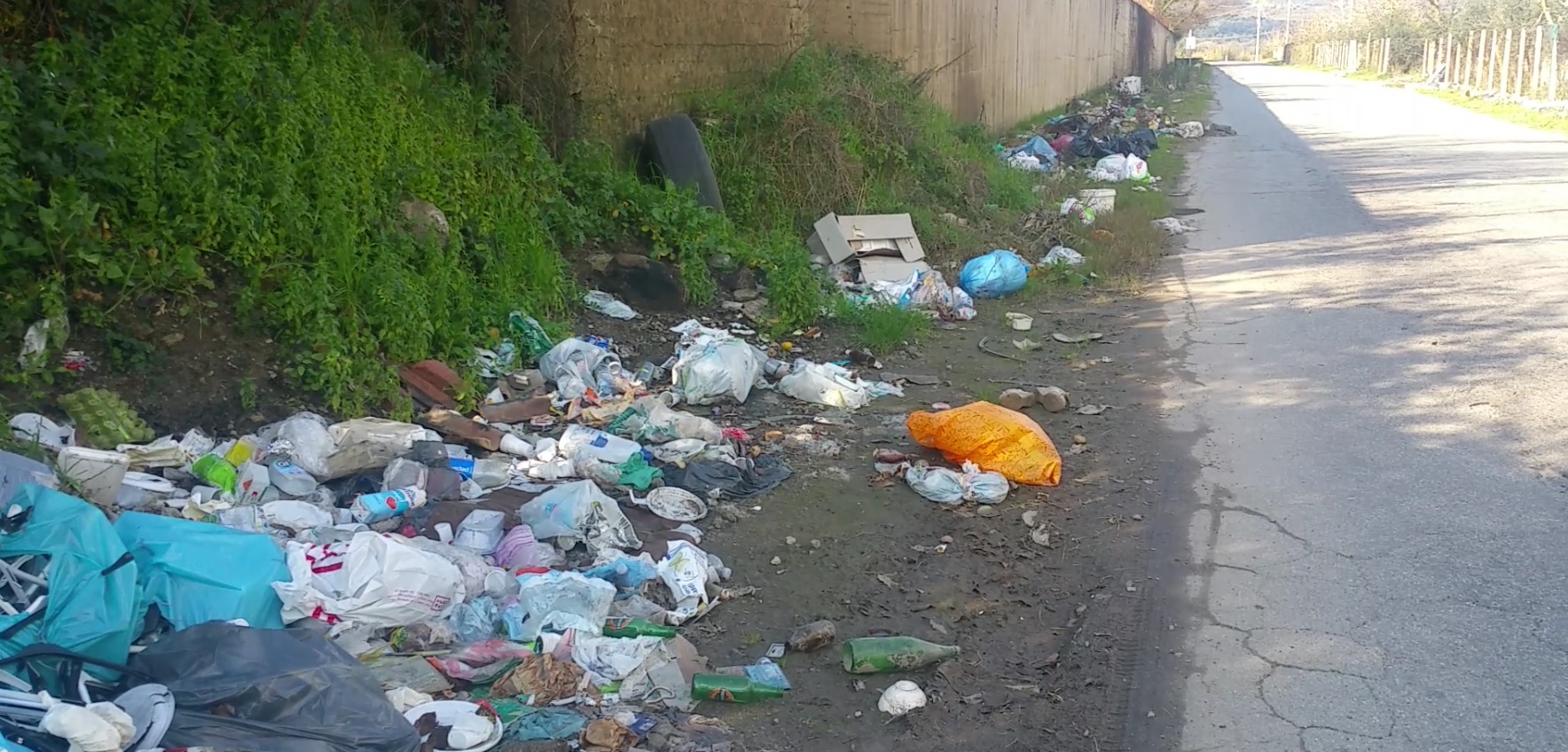 Reggio Calabria, Arghillà: lex palestra è una discarica a cielo aperto - 