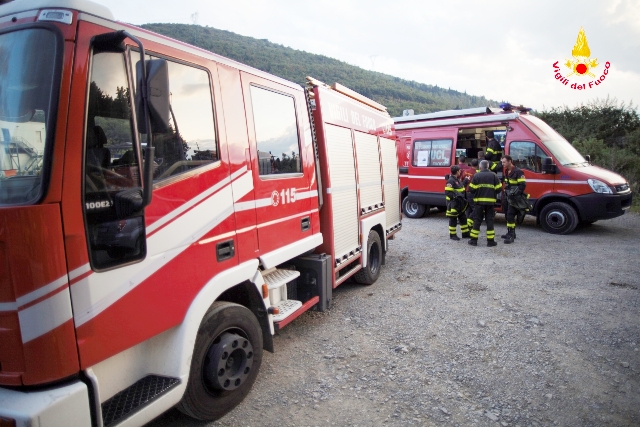 Incendio in deposito mobili e abbigliamento - 