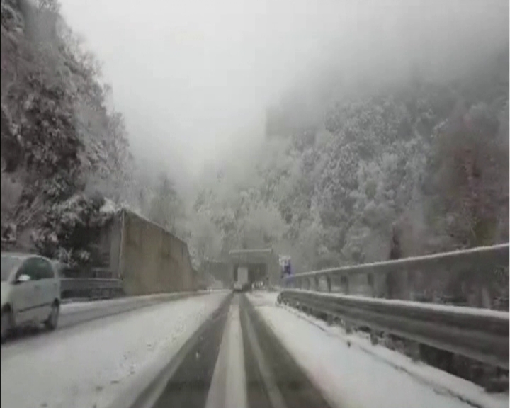 MALTEMPO: NEVE ABBONDANTE AL MONTE LIMINA, CIRCOLAZIONE RALLENTATA - 