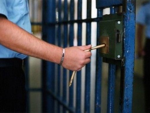 Recapita cellulare in carcere a detenuto, sospeso agente  - 