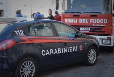 CASIGNANA: SALE SUL TETTO DEL MUNICIPIO CON I FIGLI E MINACCIA DI UCCIDERLI, ARRESTATO - 