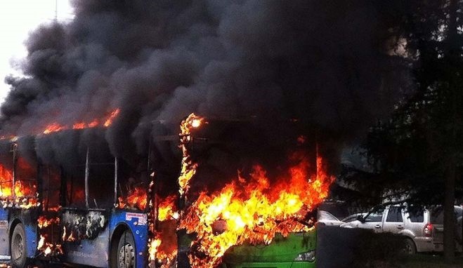 LOCRI: DISTRUTTI DA UN INCENDIO 15 AUTOBUS DELLA DITTA FEDERICO - 