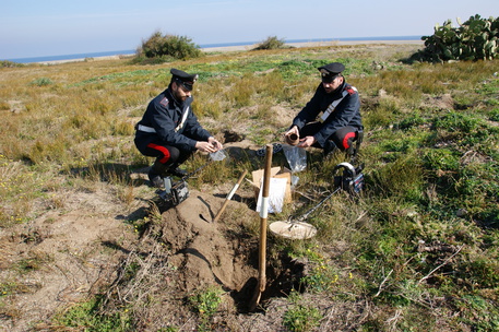 Perlustrava la spiaggia con metaldetector, denunciato - 