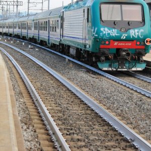 CAMION CONTRO MURO, RIPRESA LA NORMALE CIRCOLAZIONE FERROVIARIA  - 