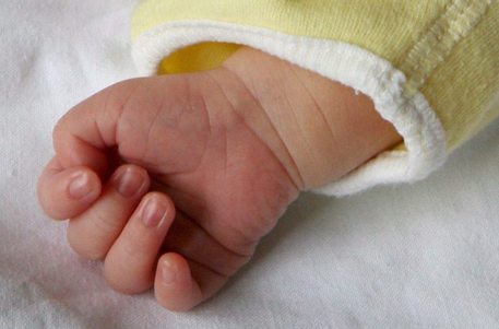 Una bambina di 7 mesi è morta a Cosenza, sospetti sulla madre  - 