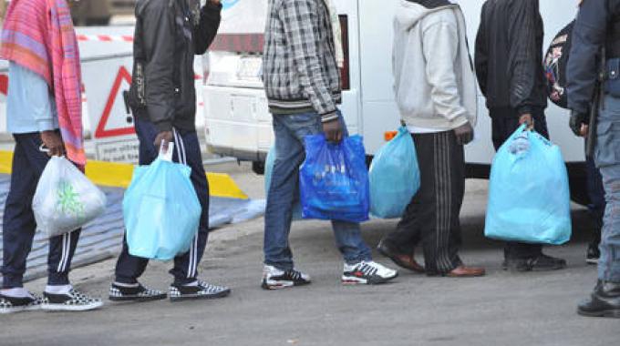 Migranti tentano estorsione a responsabile centro, arrestati  - 