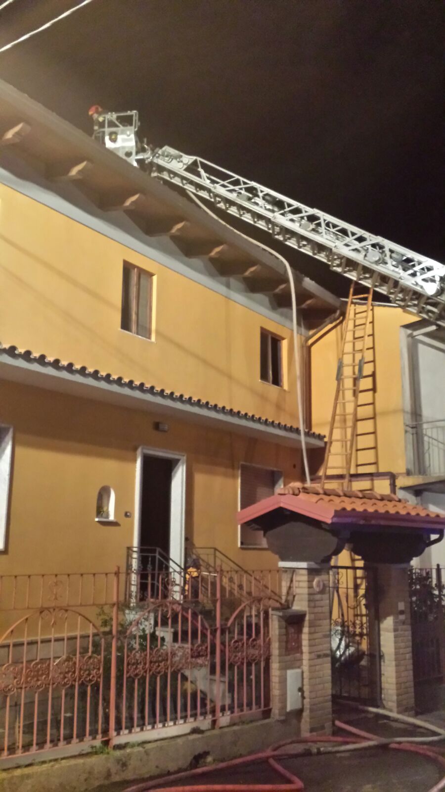 SI INCENDIA TETTO DI UNA ABITAZIONE: INTERVENGONO I VIGILI DEL FUOCO - 