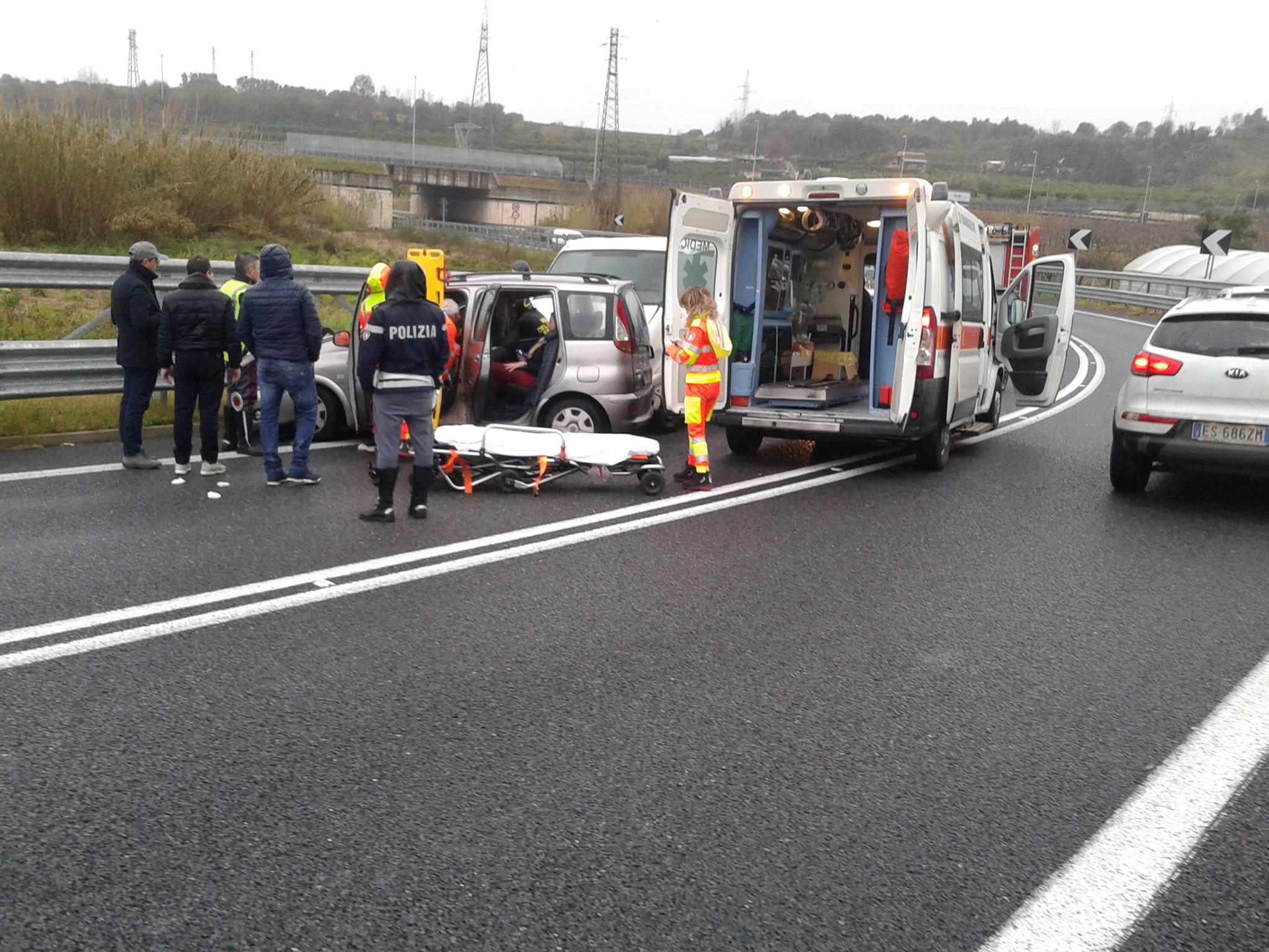 INCIDENTE STRADALE NEI PRESSI DI ROSARNO: 3 FERITI - 