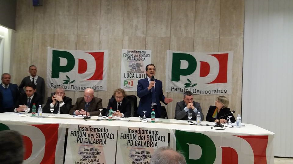 IL SOTTOSEGRETARIO LUCA LOTTI ALLINSEDIAMENTO DELLA CONSULTA DEI SINDACI PD. TIENE A BATTESIONE LUFFICIALIZZAZIONE DELLADESIONE DI SEBASTIANO BARBANTI AL PARTITO DEMOCRATICO - 