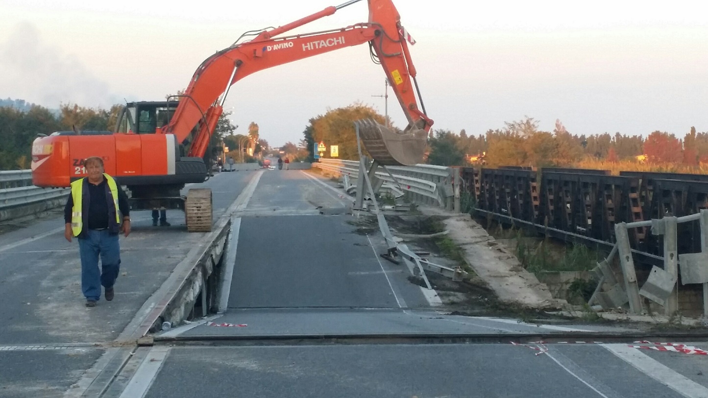 INTERRUZIONE STATALE 106 SUL FIUME ALLARO, PROTESTANO I COMMERCIANTI E SCRIVONO AD ANAS E PREFETTO  - 