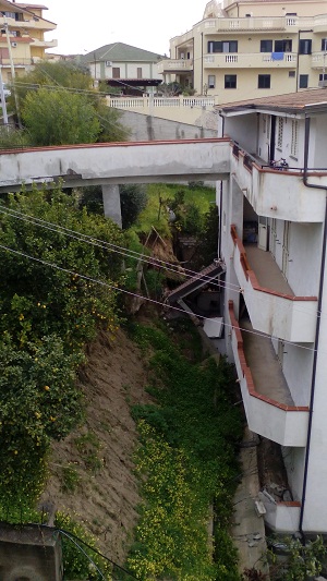 CAULONIA: UNA FRANA MINACCIA IL QUARTIERE DI VIA DEI CARAFA  - 