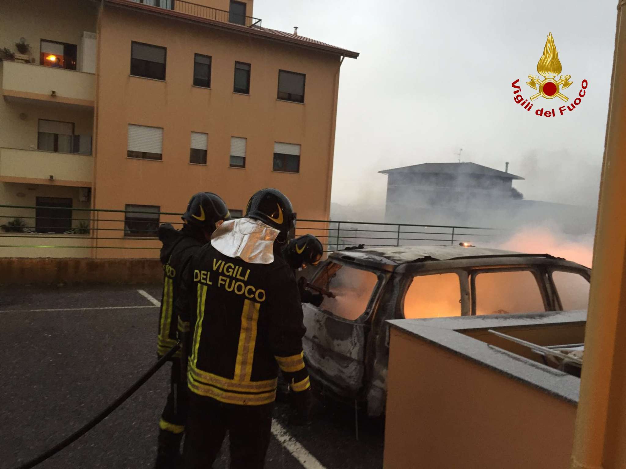 AUTO DISTRUTTA DALLE FIAMME, INTERVENGONO I VIGILI DEL FUOCO - 