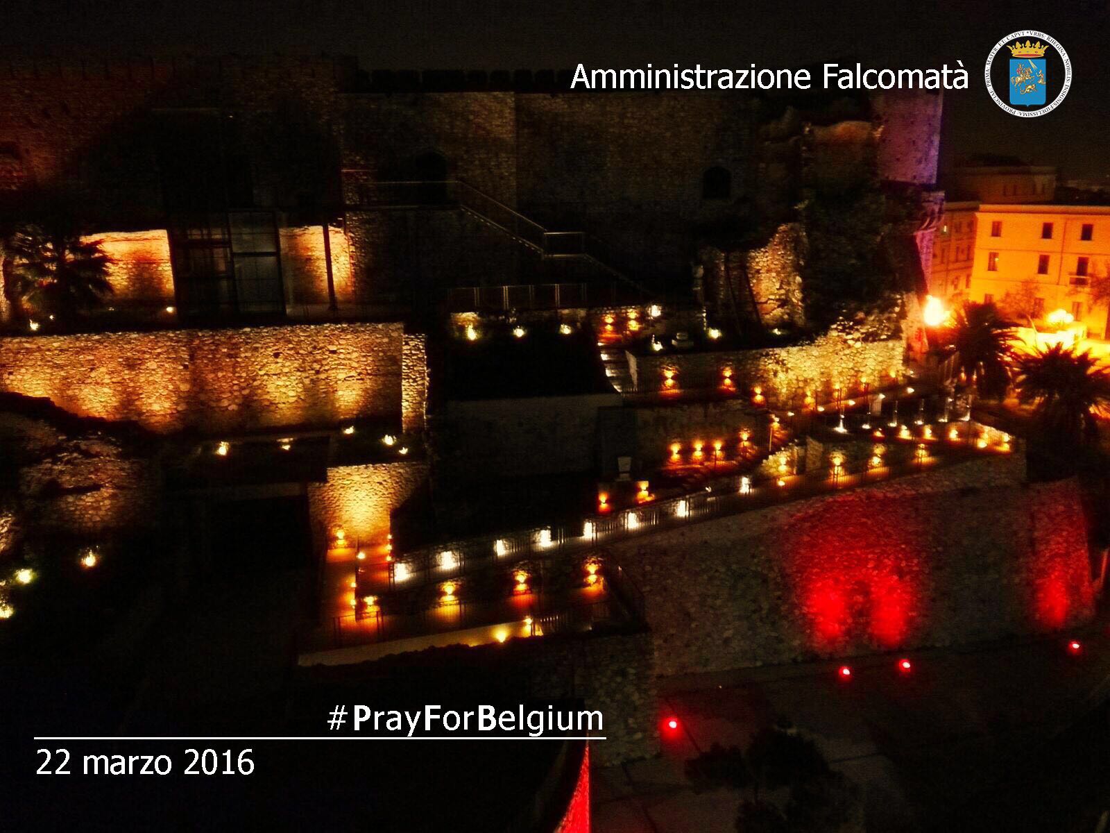 Il Castello Aragonese di Reggio Calabria si illumina con i colori della bandiera belga. 'Un segno di vicinanza, preghiamo per le vittime' - 