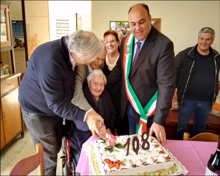 LOCRI: 108 CANDELINE PER NONNA ROSA CAROLEO - 