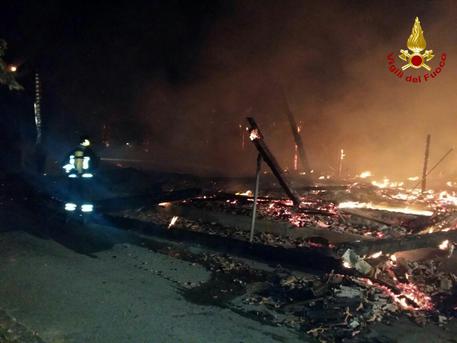 Incendio in villaggio turistico, intervengono vigili fuoco  - 