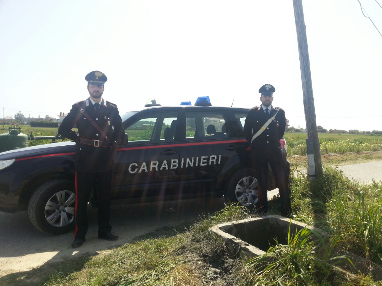 Cade in un pozzo per aiutare il suo cane: Salvato dai Carabinieri mentre l'animale muore per annegamento - 