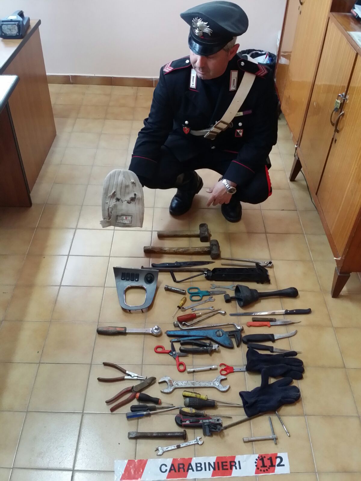 Rubano all'interno di autosalone, arrestati dai Carabinieri - 